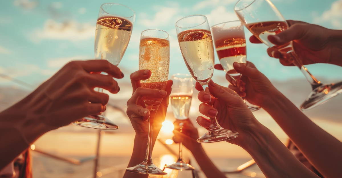 Plan a yacht party: celebrate birthday parties, weddings and anniversaries on board
